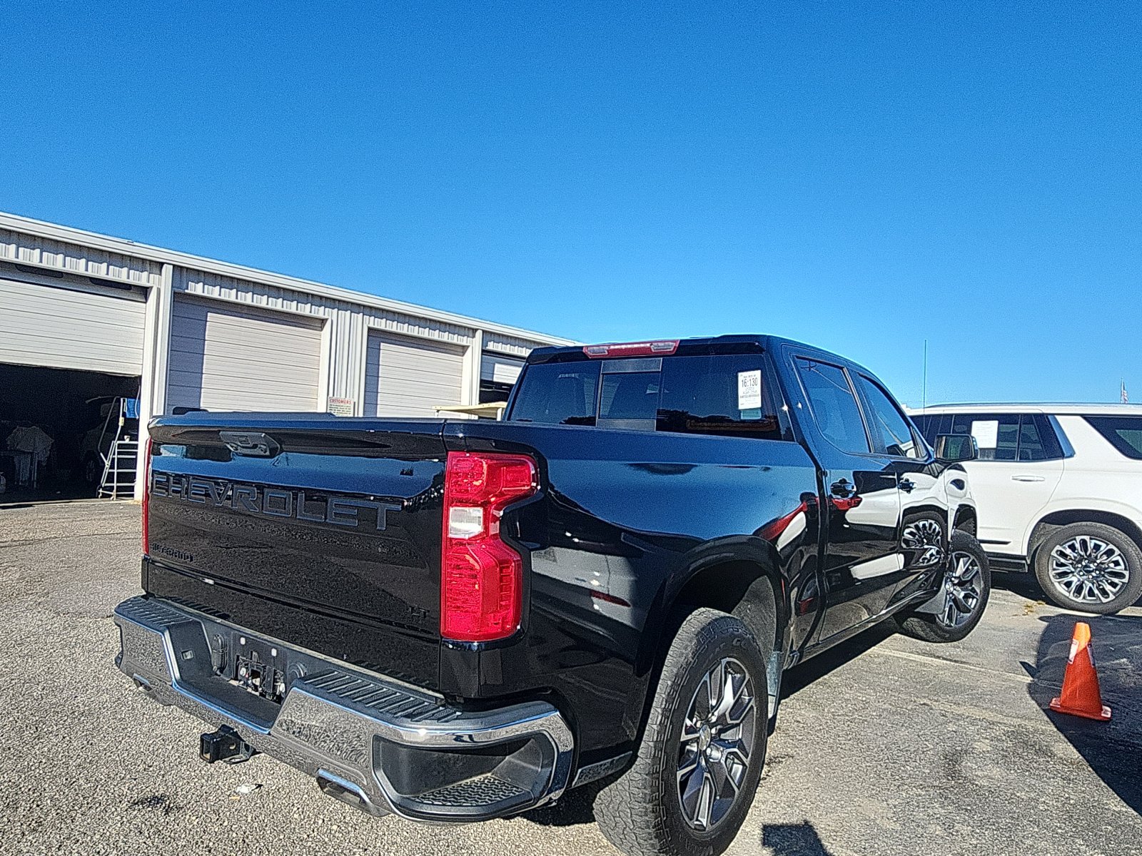 Used 2023 Chevrolet Silverado 1500 LT AWD/4WD image 5