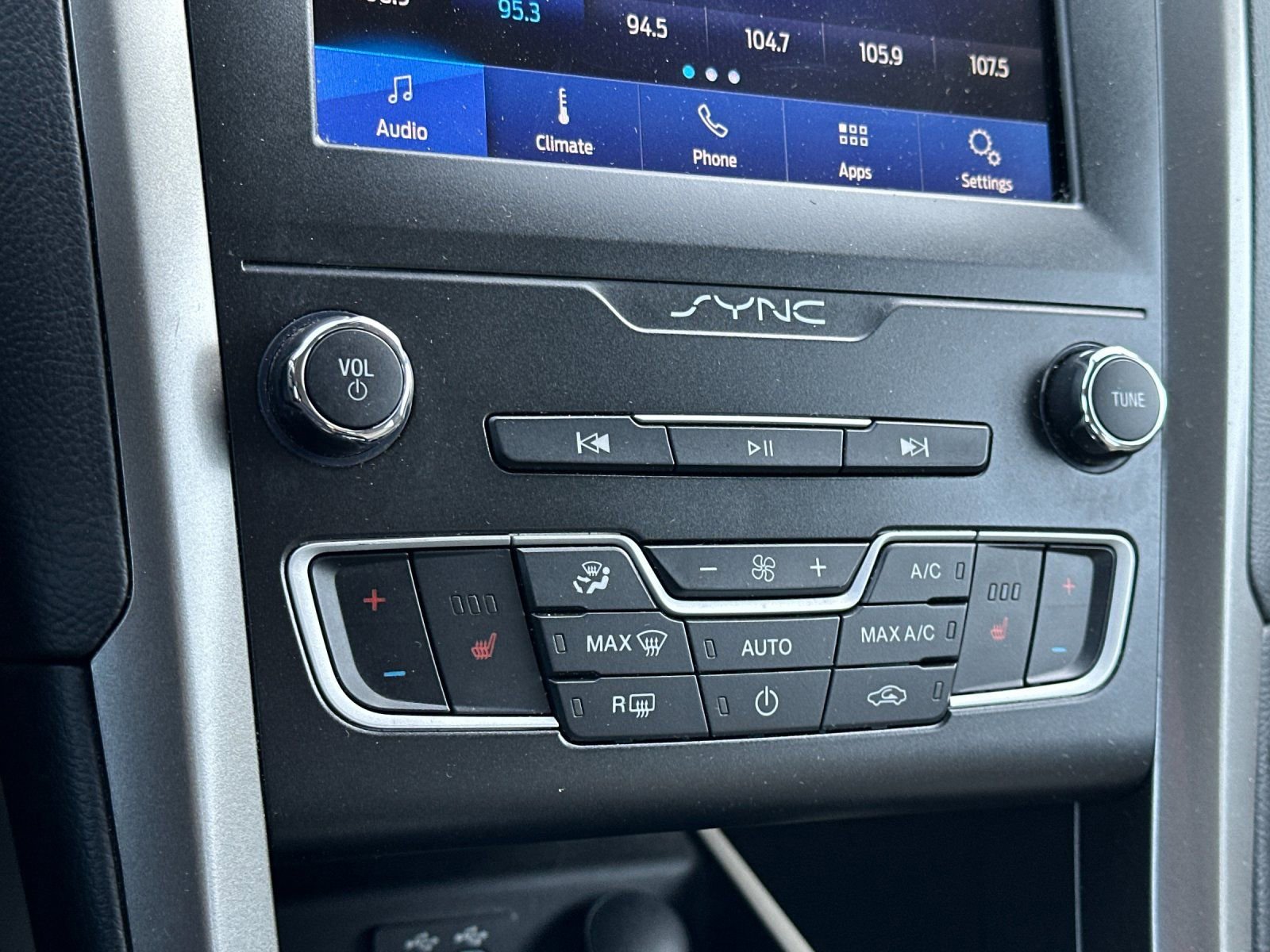 Used 2020 Ford Fusion SEL image 19