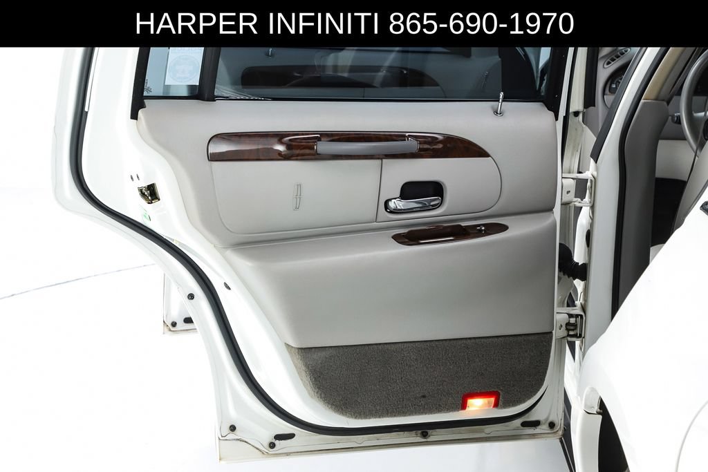 Used 2000 Lincoln Town Car Executive RWD image 18