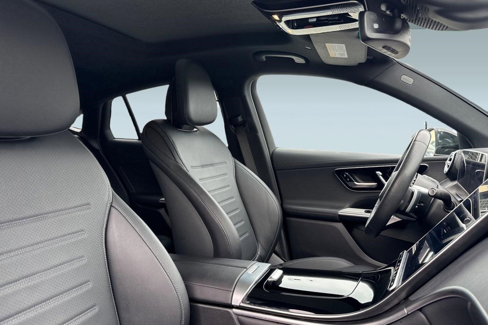 Used 2025 Mercedes-Benz GLC 300 4MATIC image 33