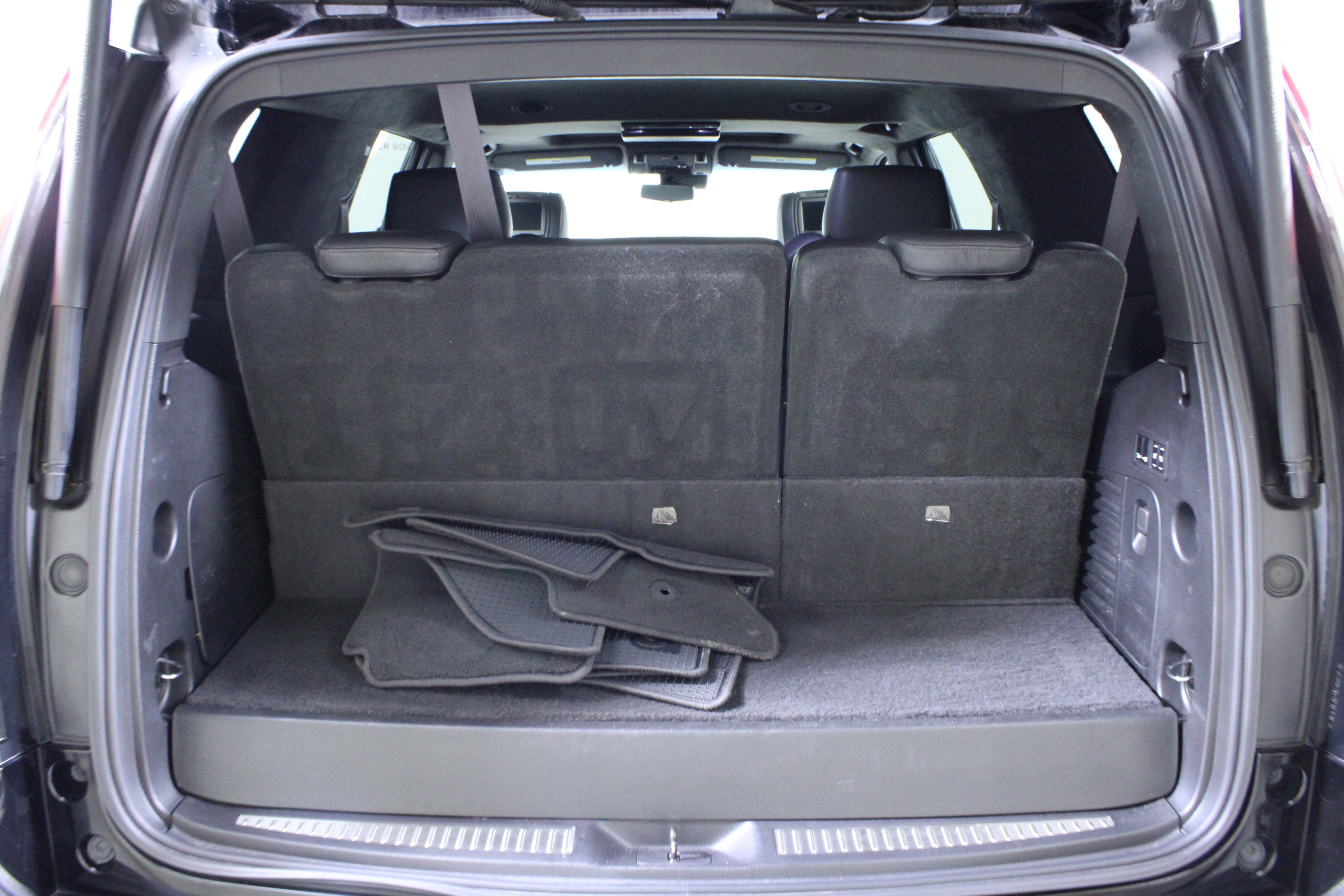 Used 2017 Cadillac Escalade Platinum image 10