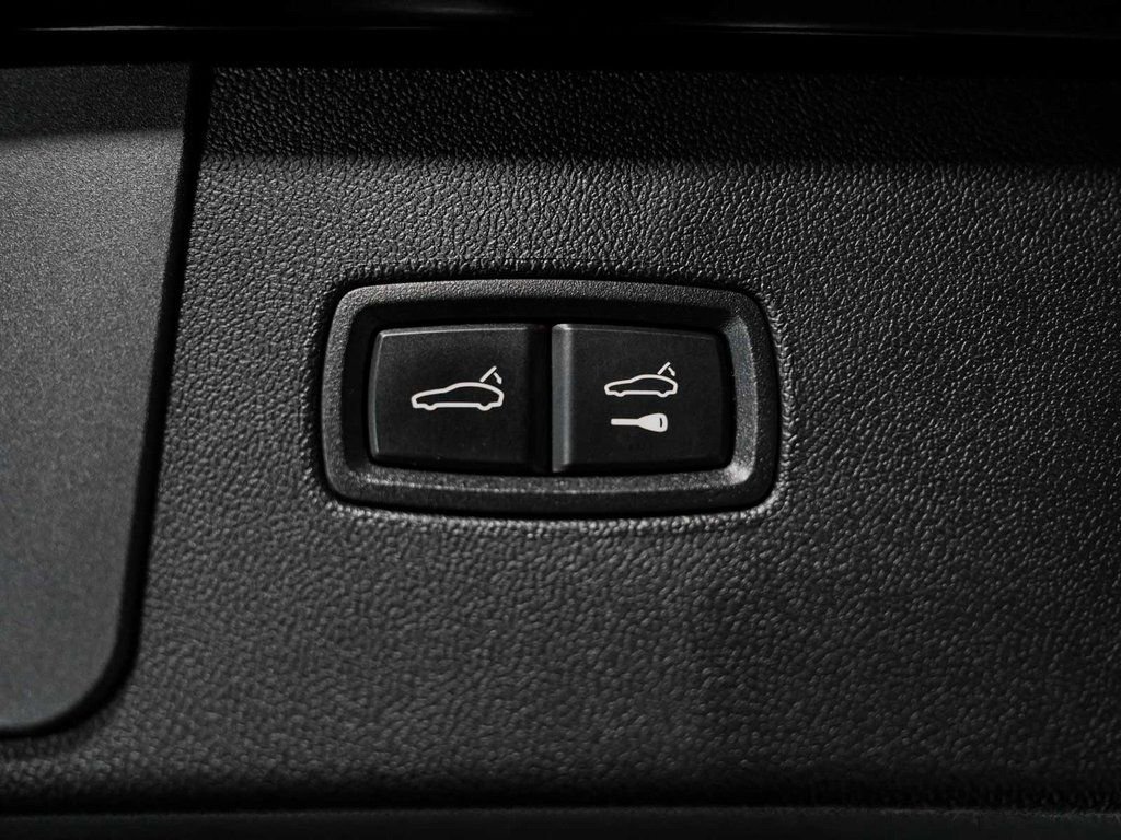 Used 2023 Porsche Cayenne w/ Premium Package image 42