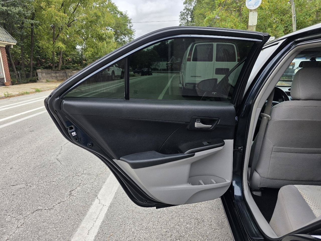 Used 2012 Toyota Camry LE FWD image 25