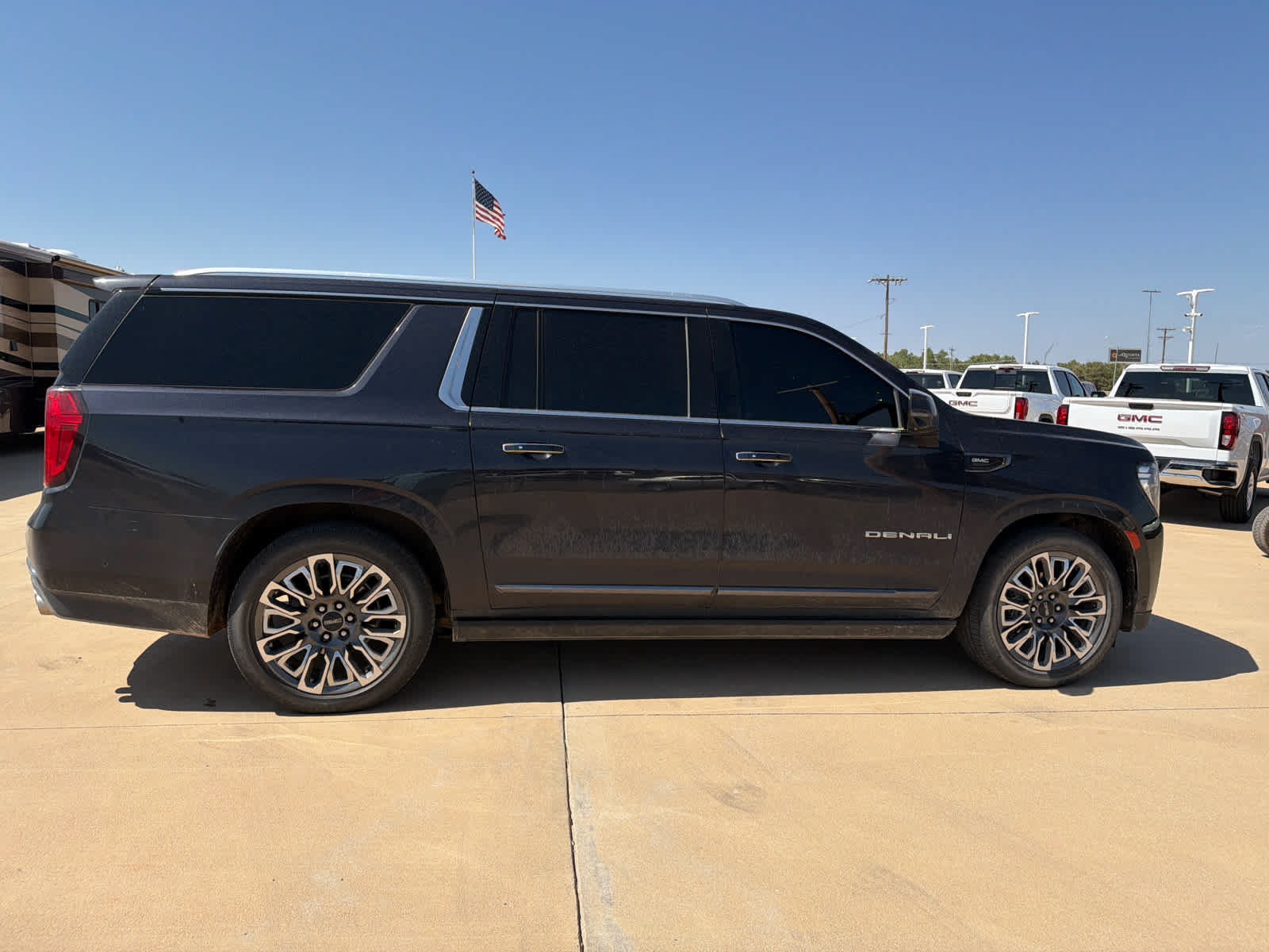 Used 2023 GMC Yukon XL Denali Ultimate AWD/4WD image 6