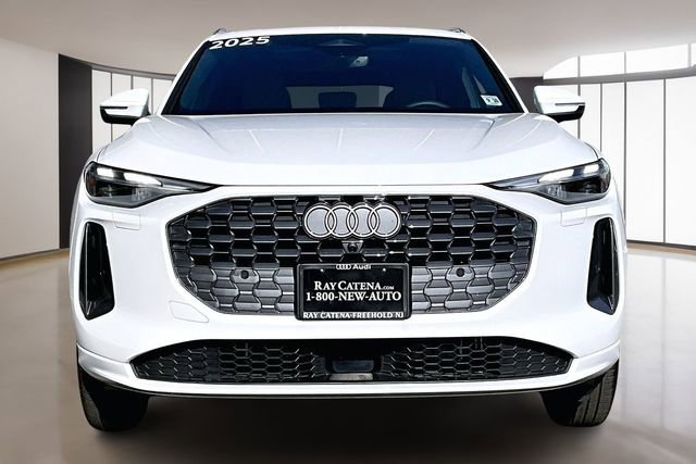 Used 2025 Audi Q5 Premium w/ Convenience Package image 2