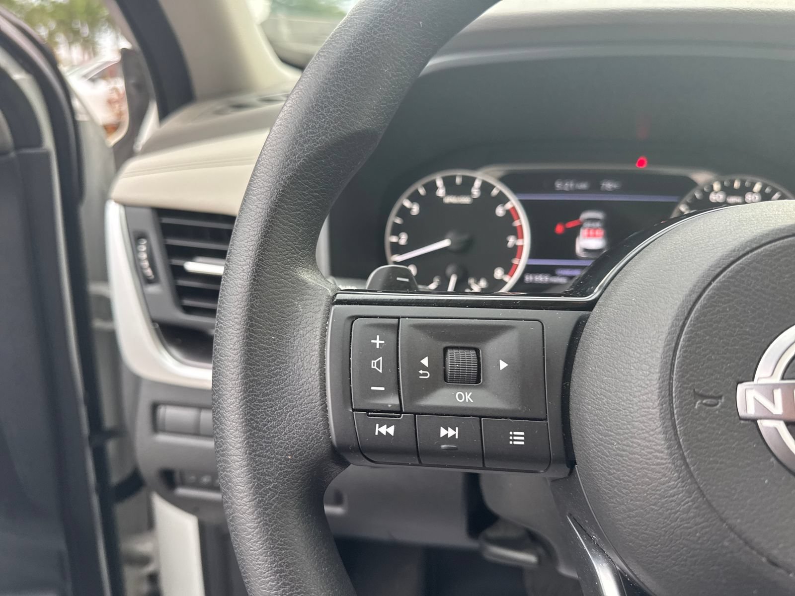 Used 2023 Nissan Rogue SV FWD image 15