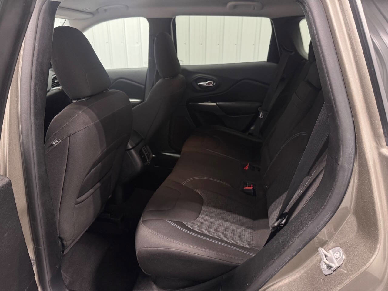 Used 2019 Jeep Cherokee Latitude w/ Cold Weather Group image 12