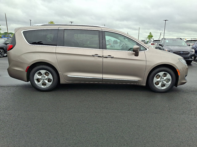 Used 2017 Chrysler Pacifica Touring-L Plus w/ Advanced Safetytec Group FWD image 8