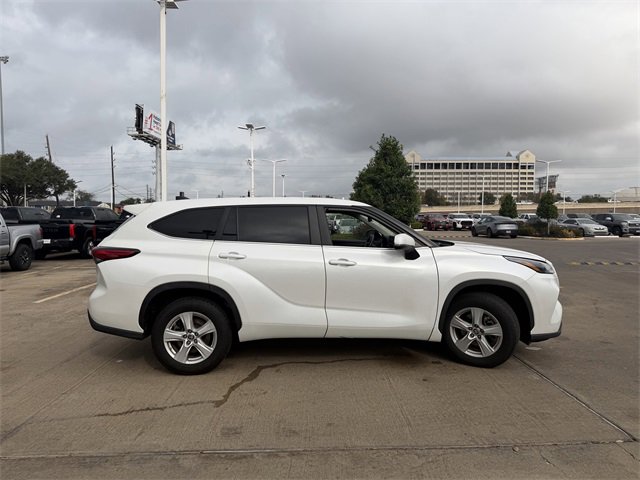 Used 2023 Toyota Highlander LE image 4