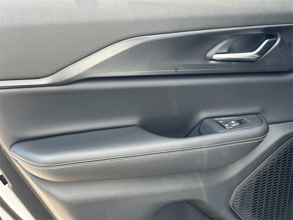 New 2025 Jeep Grand Cherokee Altitude image 14