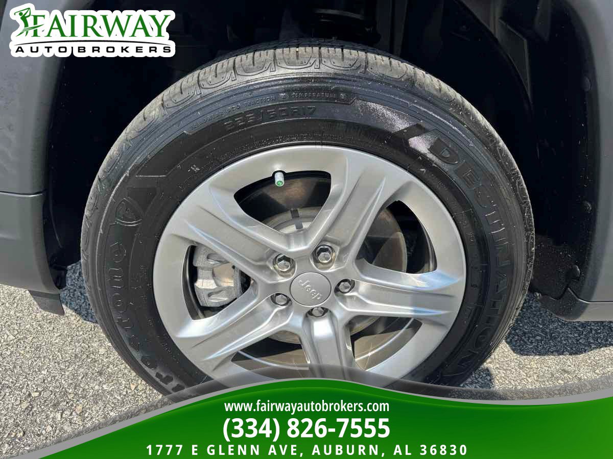 Used 2023 Jeep Compass Latitude w/ Sun and Sound Group AWD/4WD image 31