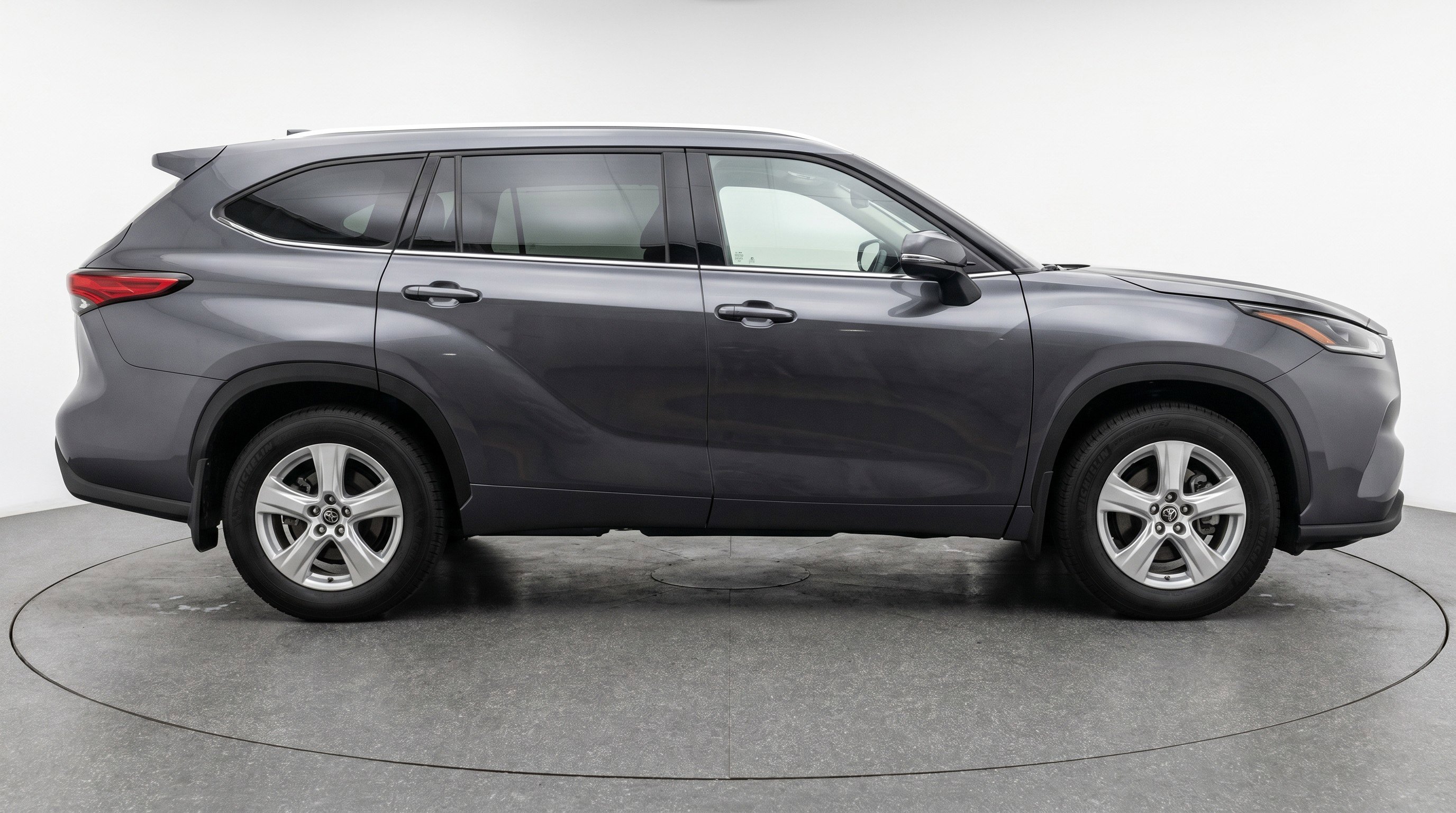 Used 2025 Toyota Highlander LE FWD image 11