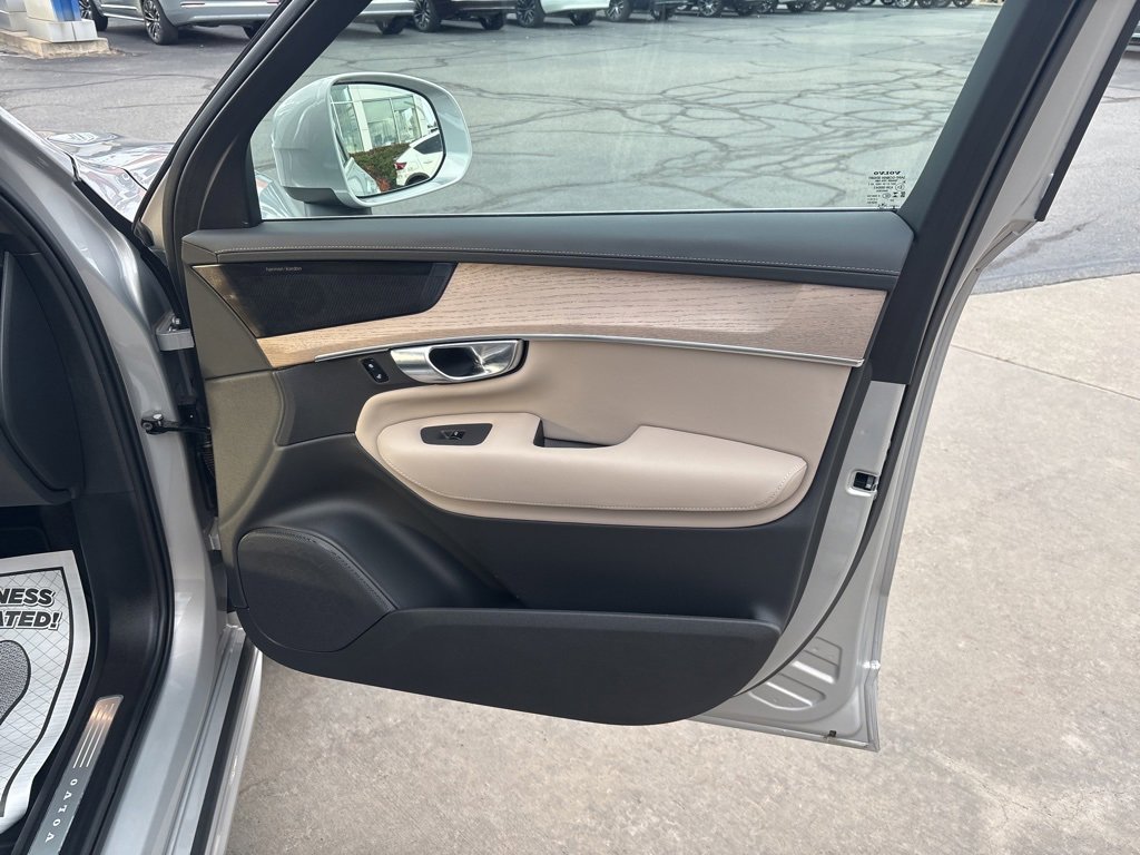 Certified 2025 Volvo XC90 B6 Plus image 40