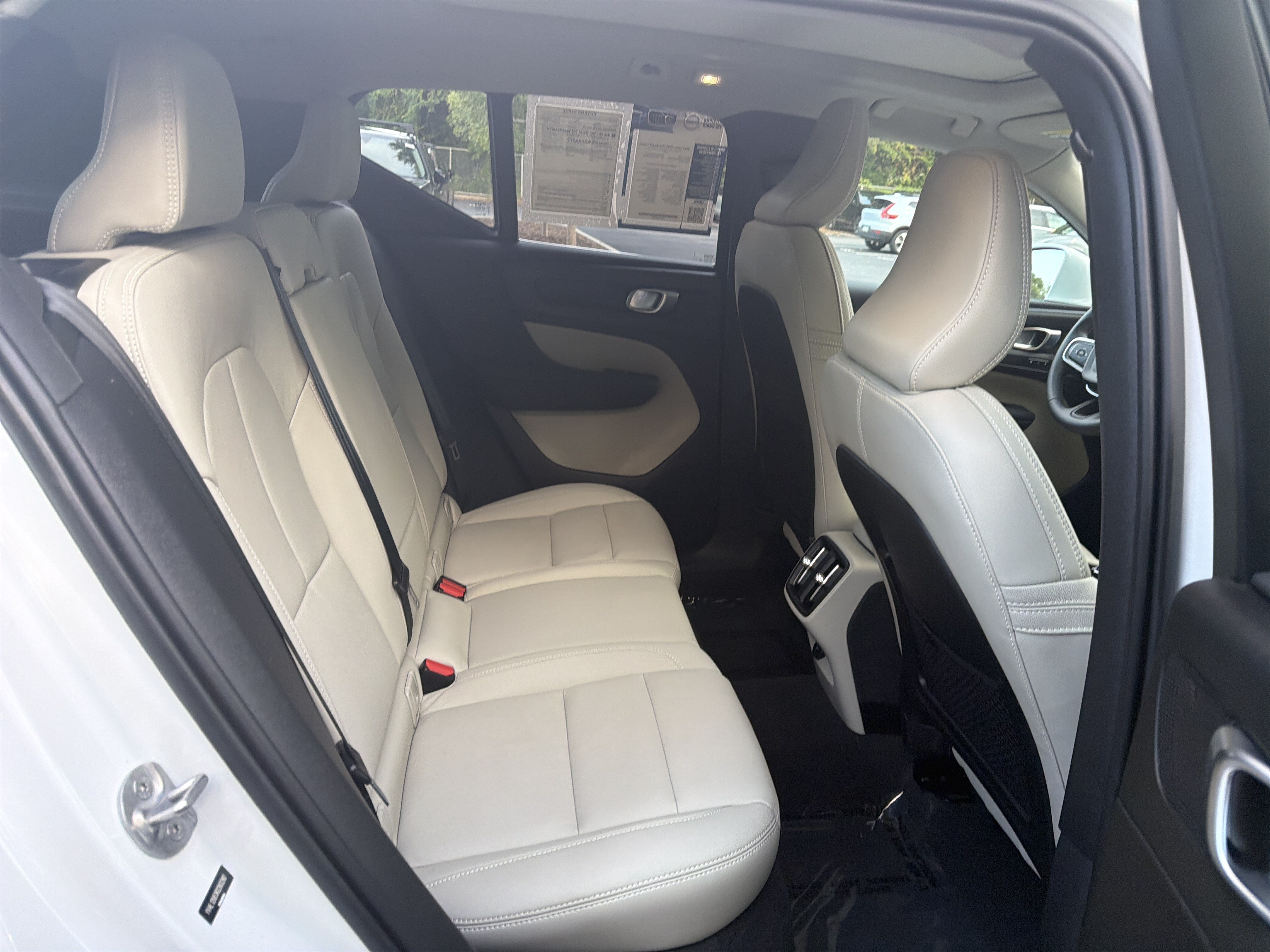 Certified 2024 Volvo XC40 B5 Plus AWD/4WD image 33