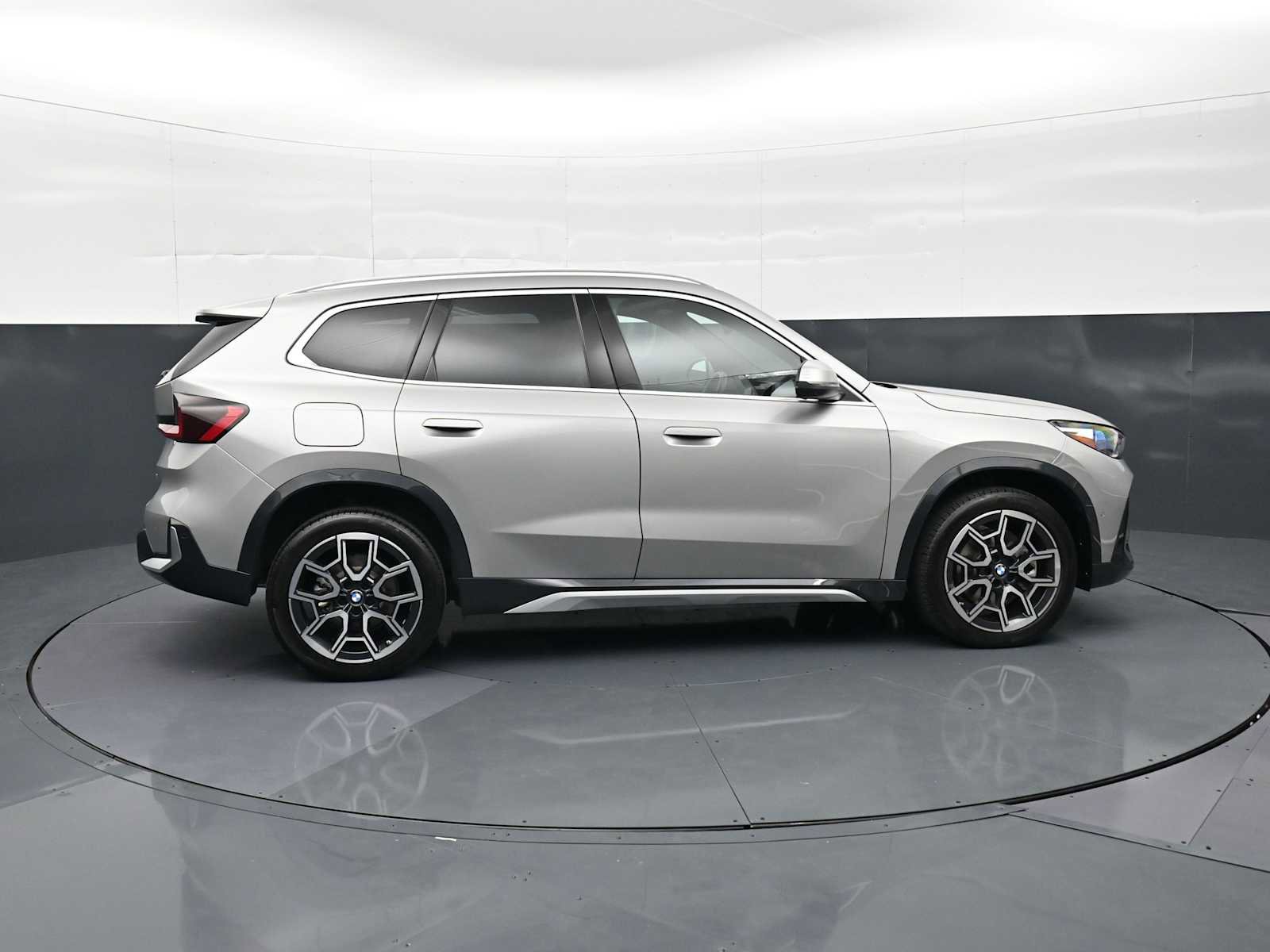Used 2026 BMW X1 xDrive28i w/ Technology Package AWD/4WD image 4