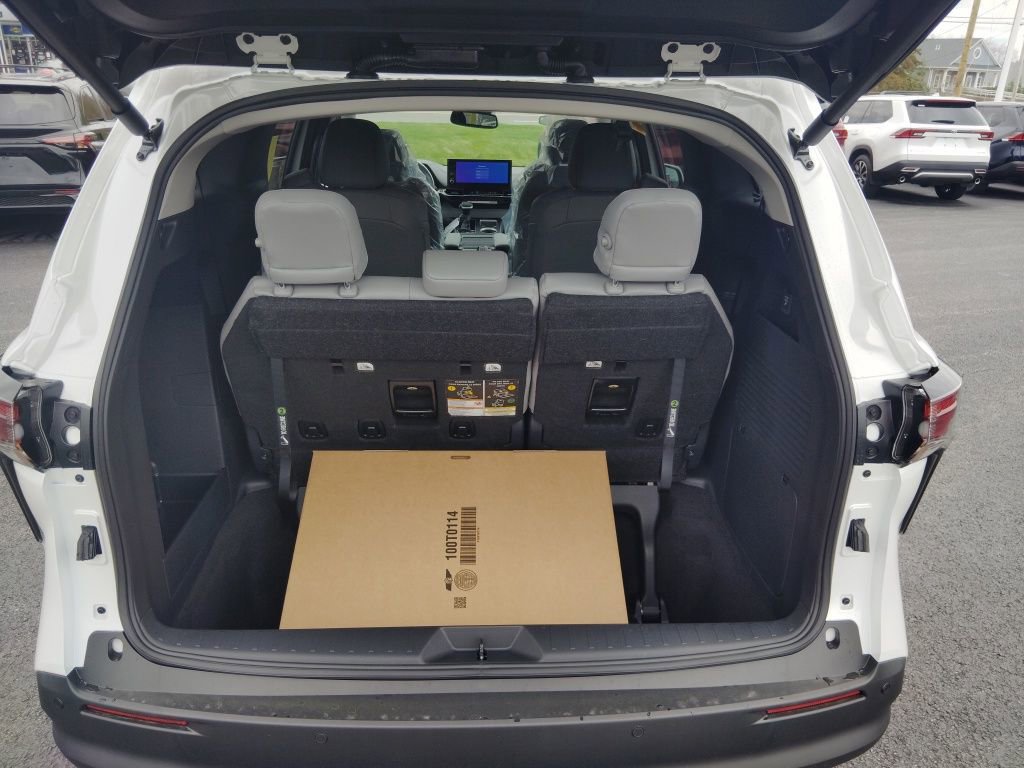 New 2026 Toyota Sienna XLE AWD/4WD image 10