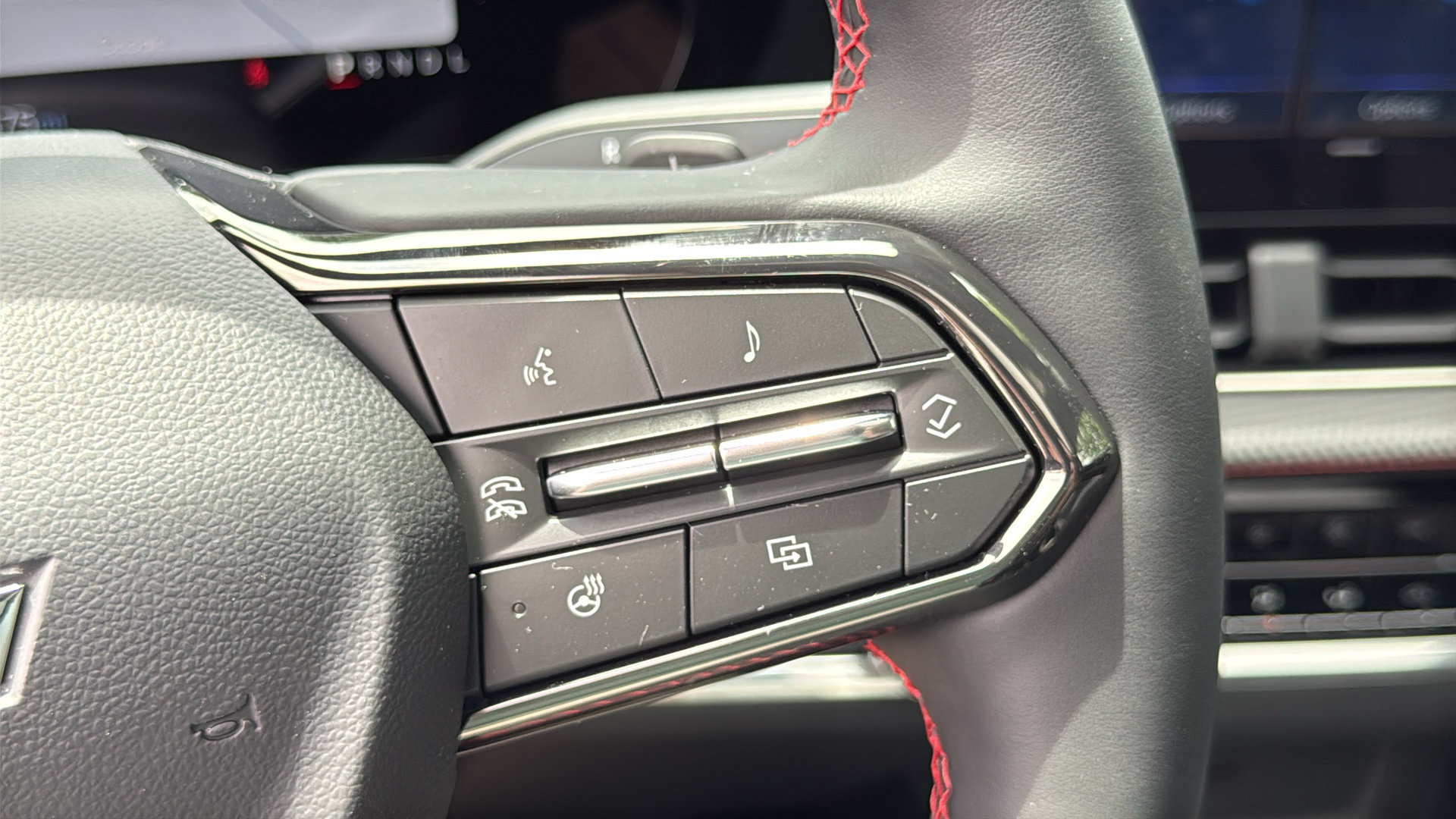 Used 2025 Chevrolet Equinox RS AWD/4WD image 17