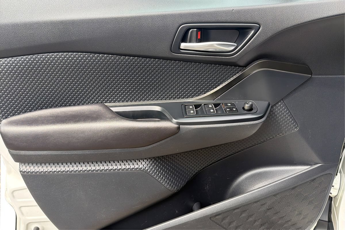Used 2018 Toyota C-HR XLE FWD image 18