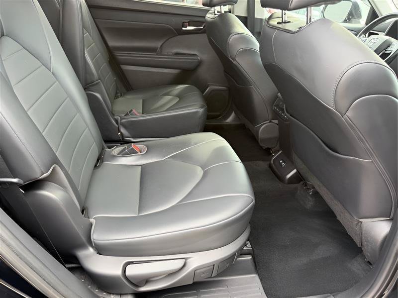 Used 2021 Toyota Highlander XLE FWD image 35