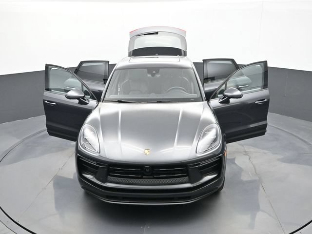 Certified 2025 Porsche Macan AWD/4WD image 31