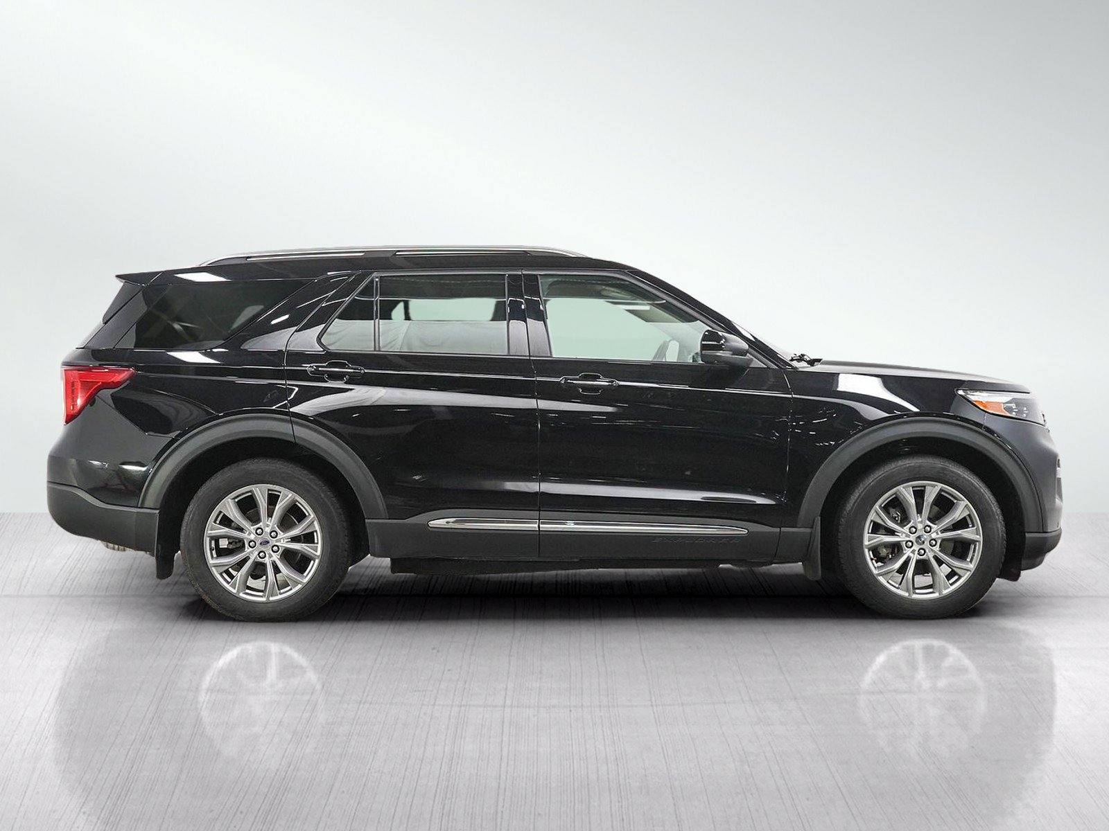 Used 2022 Ford Explorer Limited w/ Class IV Trailer Tow Package AWD/4WD image 6