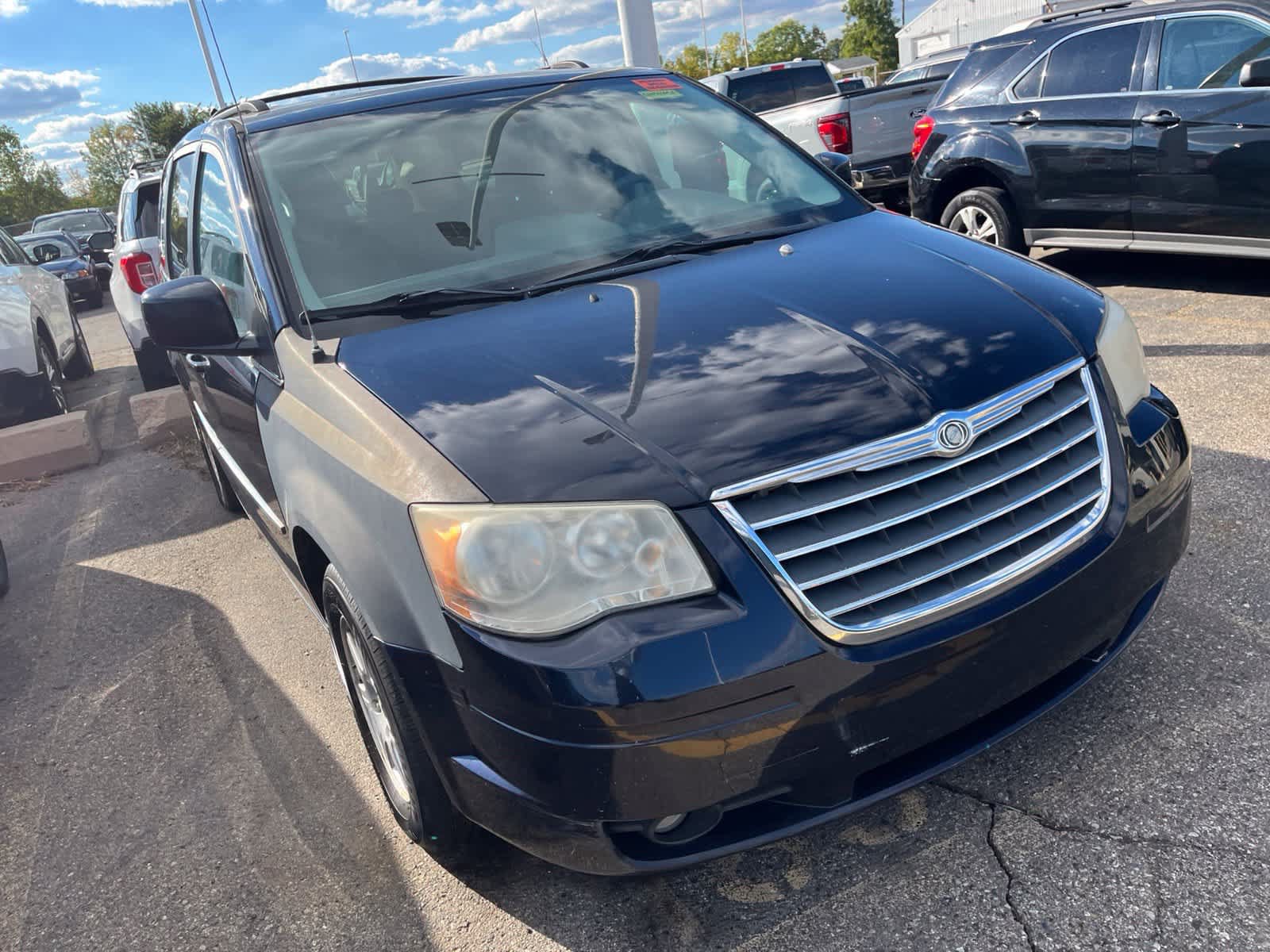 Used 2010 Chrysler Town & Country Touring w/ Entertainment Group #2 FWD image 20