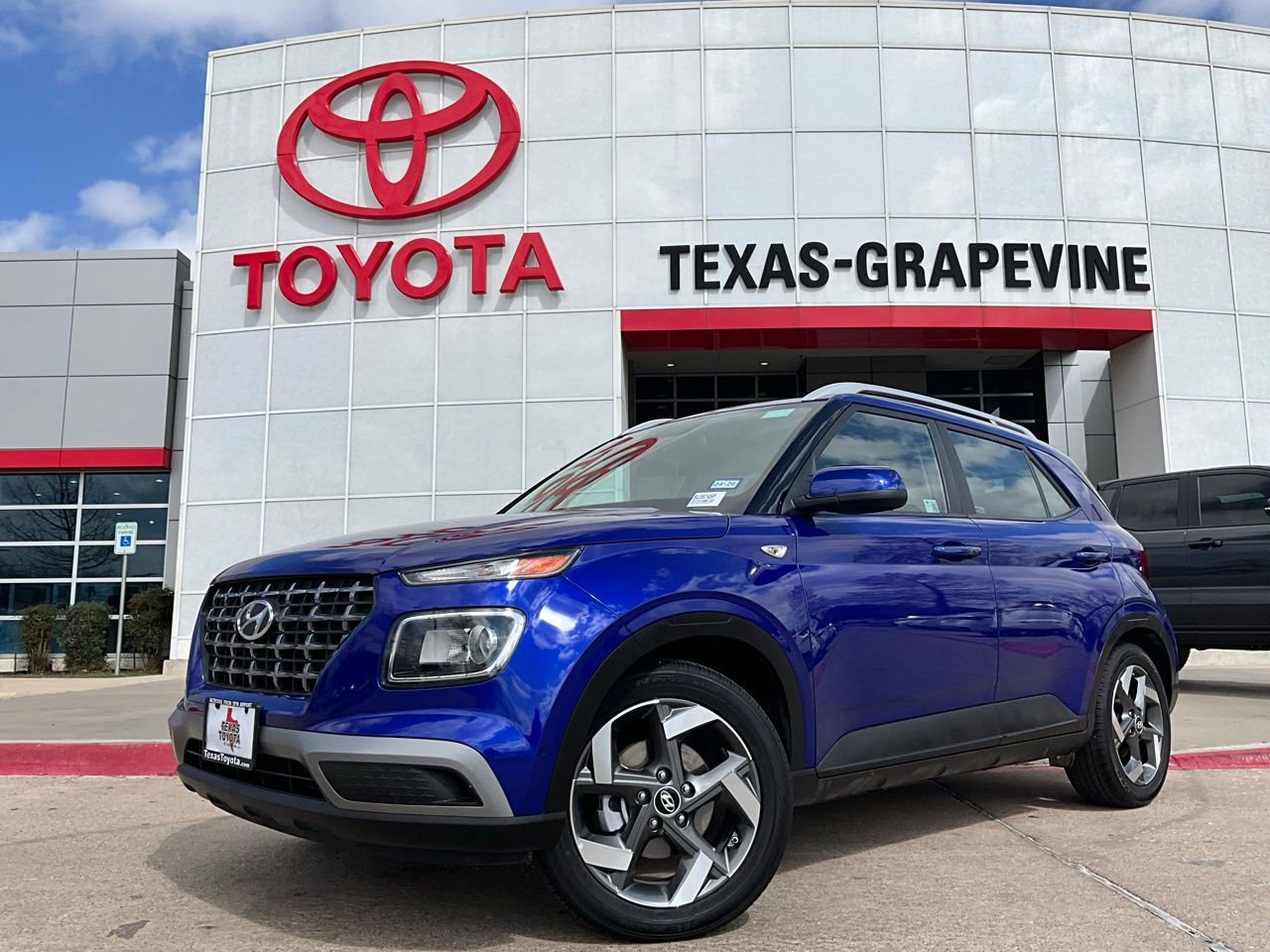 Used 2025 Hyundai Venue SEL image 2