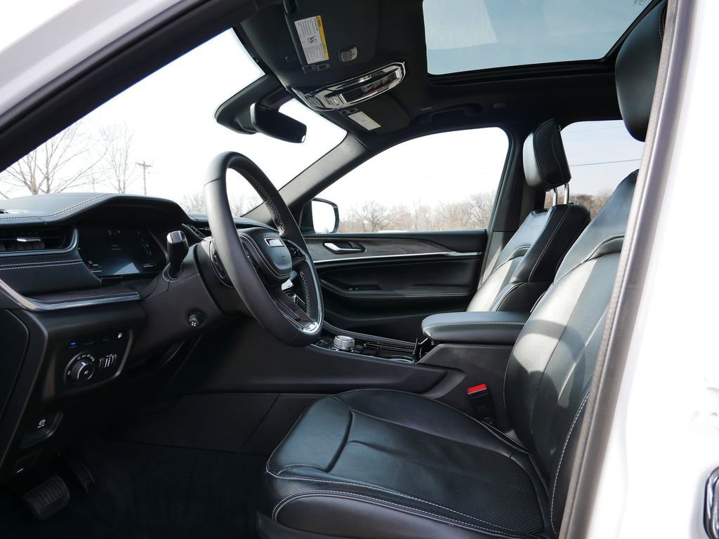 Used 2023 Jeep Grand Cherokee Overland image 11