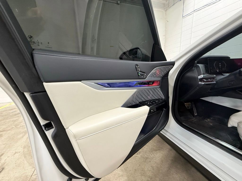 Used 2024 BMW 760i xDrive w/ Premium Package image 35