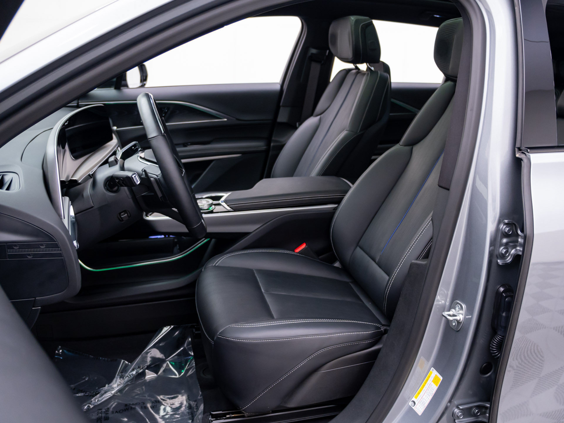 Certified 2025 Cadillac Lyriq Luxury w/ LPO, Floor Liner Package AWD/4WD image 18