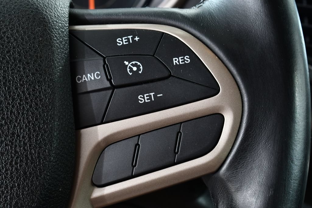 Used 2017 Jeep Cherokee Latitude AWD/4WD image 33