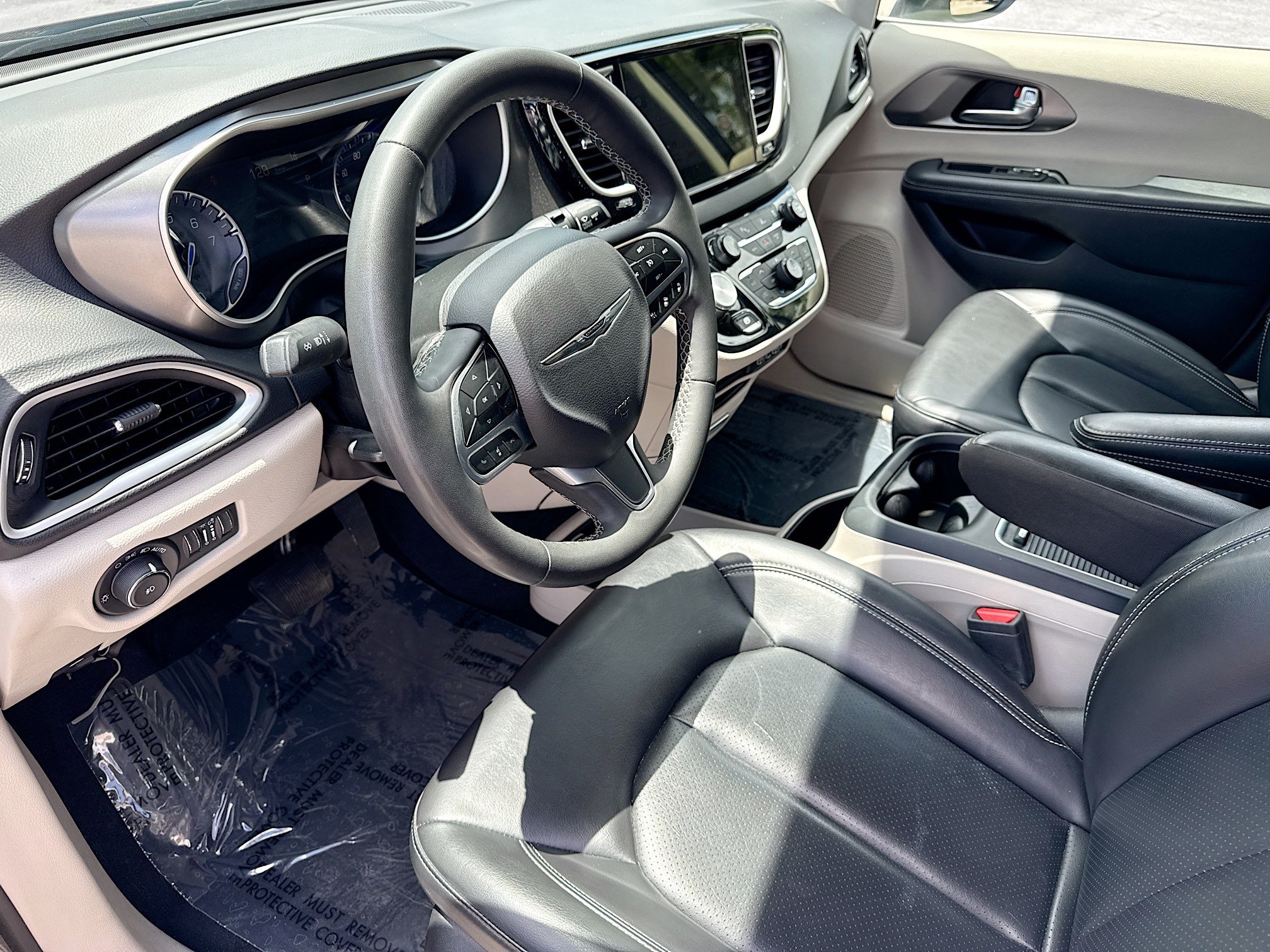 Used 2023 Chrysler Pacifica Touring-L FWD image 26