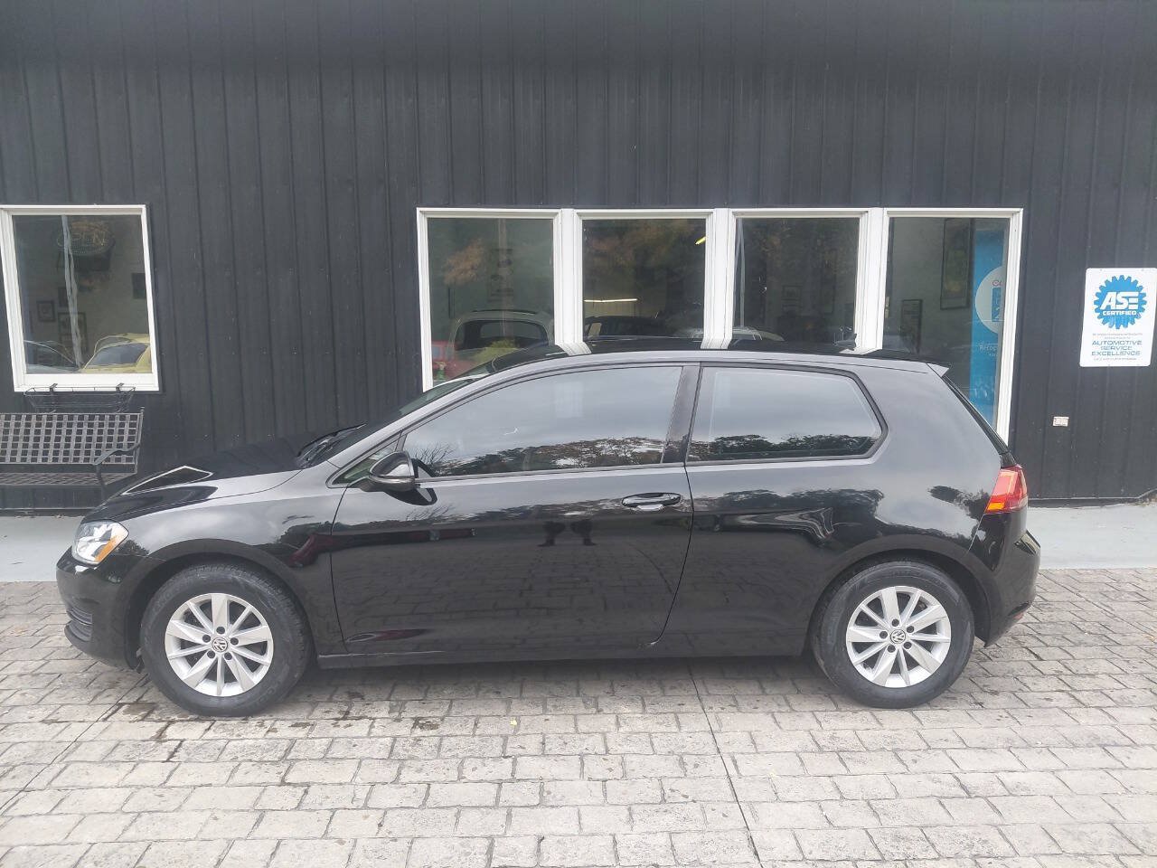 Used 2015 Volkswagen Golf S FWD image 2