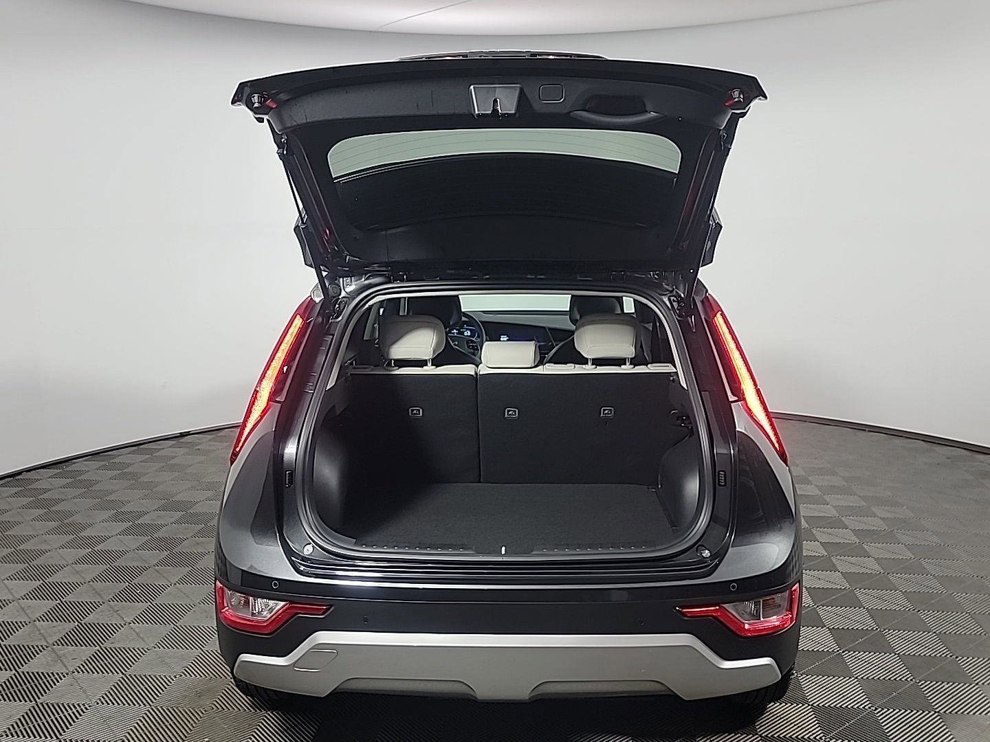 Used 2025 Kia Niro EX image 8