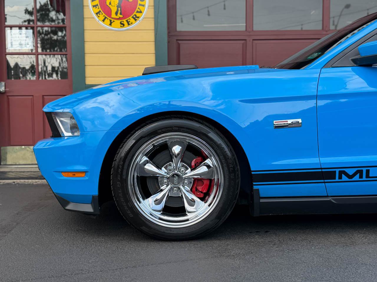 Used 2010 Ford Mustang GT Premium RWD image 35