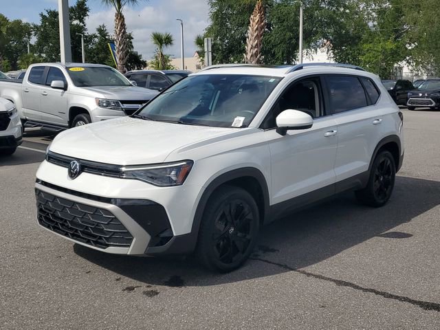 Used 2025 Volkswagen Taos SE w/ Panoramic Sunroof Package image 2