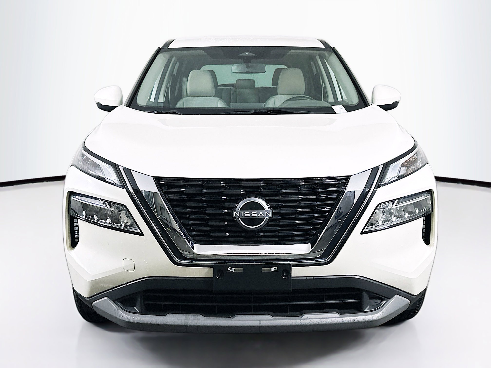 Used 2023 Nissan Rogue SV image 2