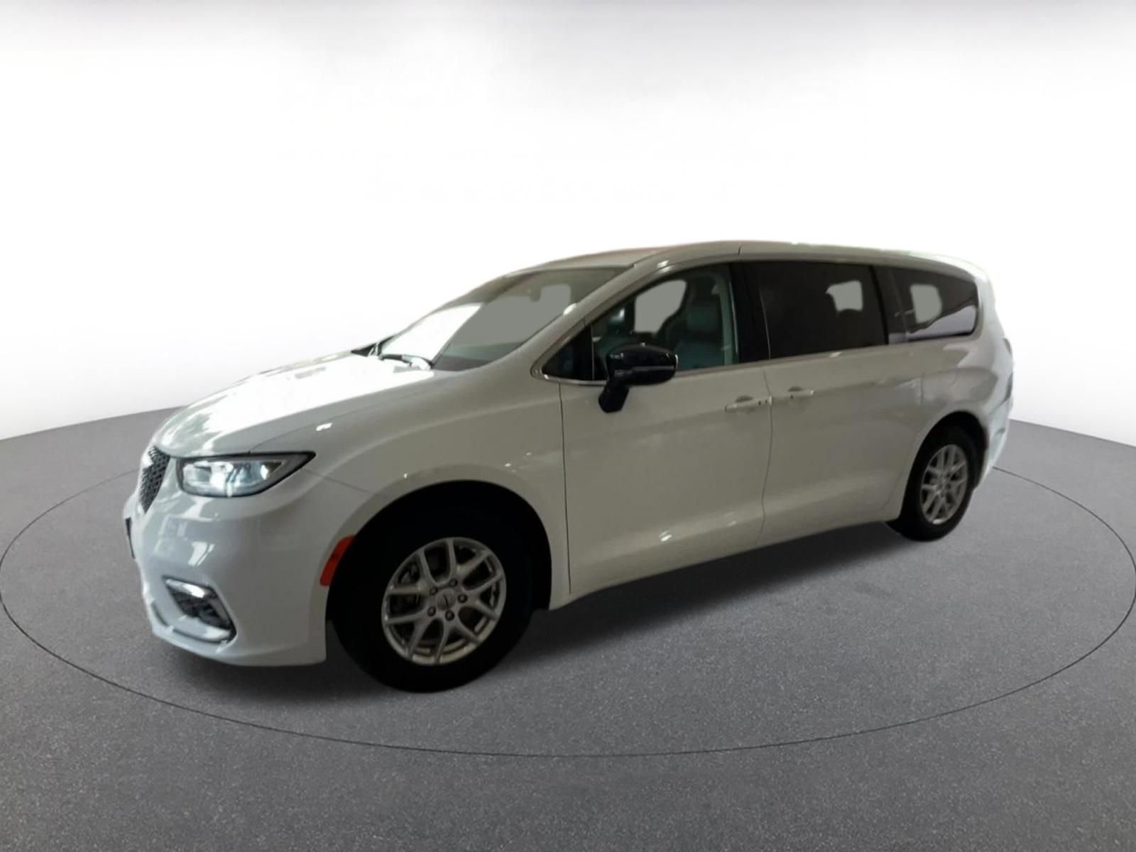 Used 2024 Chrysler Pacifica Touring-L image 8