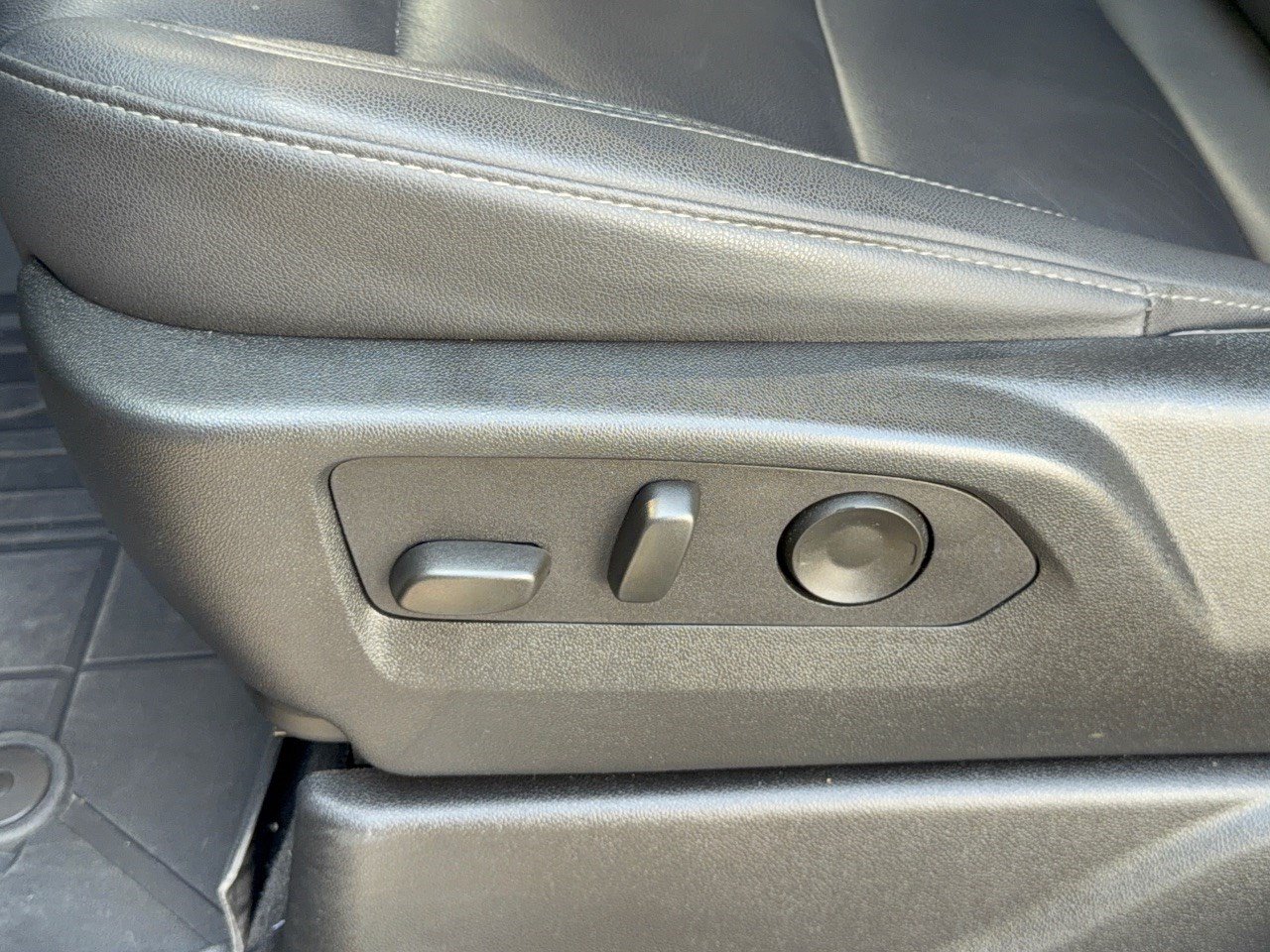 Used 2025 Chevrolet Tahoe LT RWD image 16