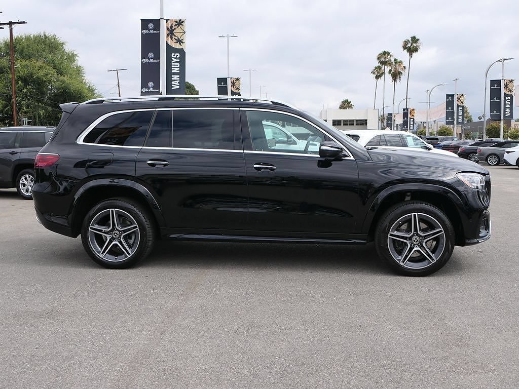 Used 2025 Mercedes-Benz GLS 450 4MATIC image 2