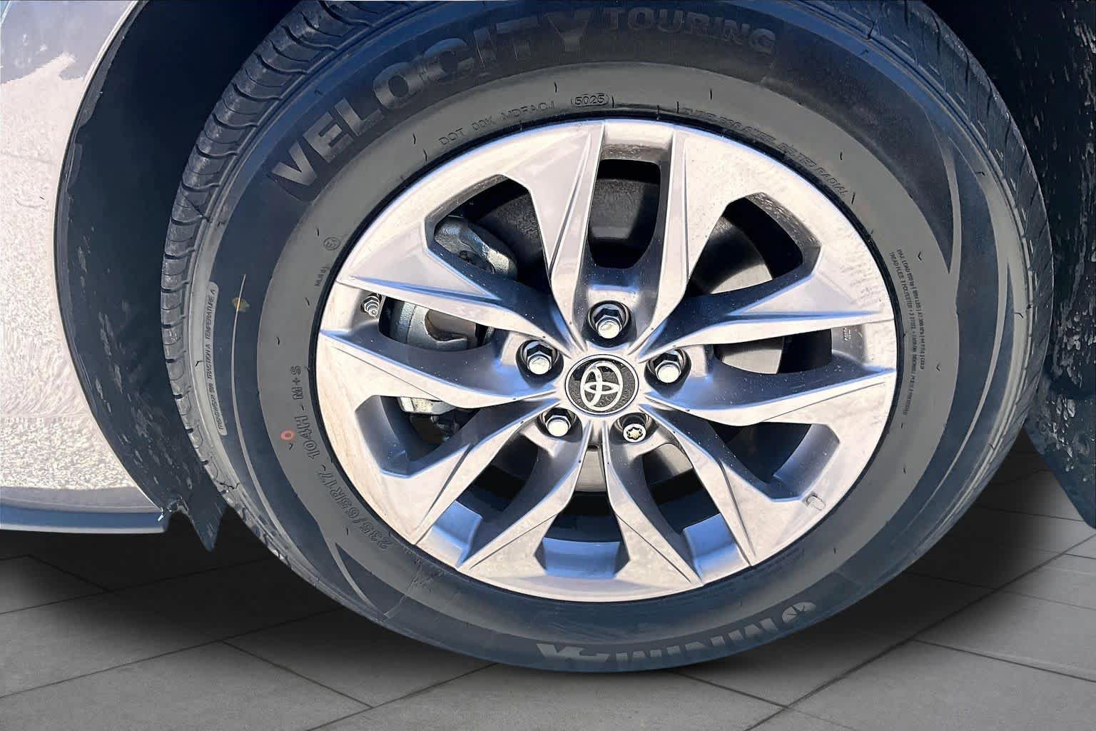 Used 2021 Toyota Sienna XLE w/ XLE Plus Package FWD image 11