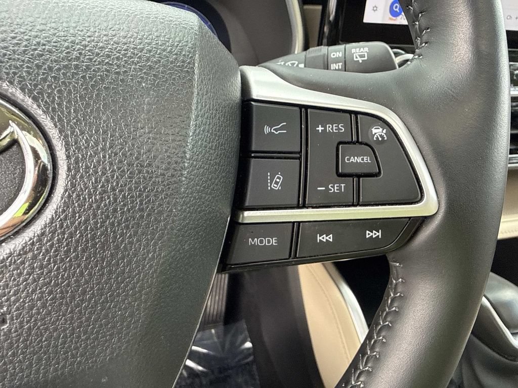Used 2024 Toyota Highlander Limited AWD/4WD image 37