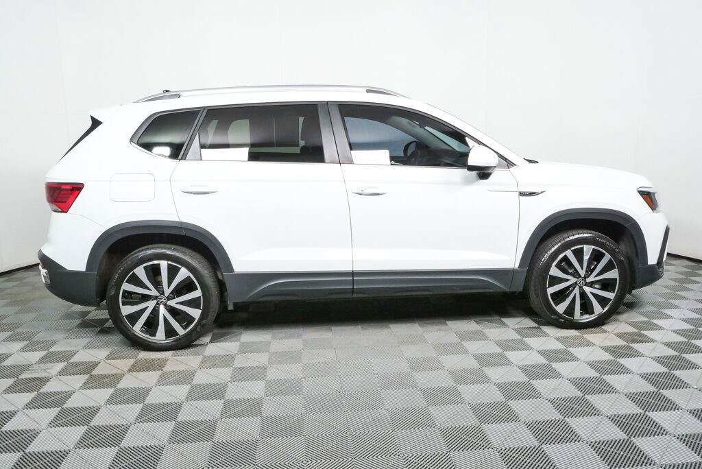 Certified 2023 Volkswagen Taos SE FWD image 2