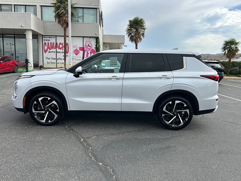 Used 2024 Mitsubishi Outlander AWD image 3