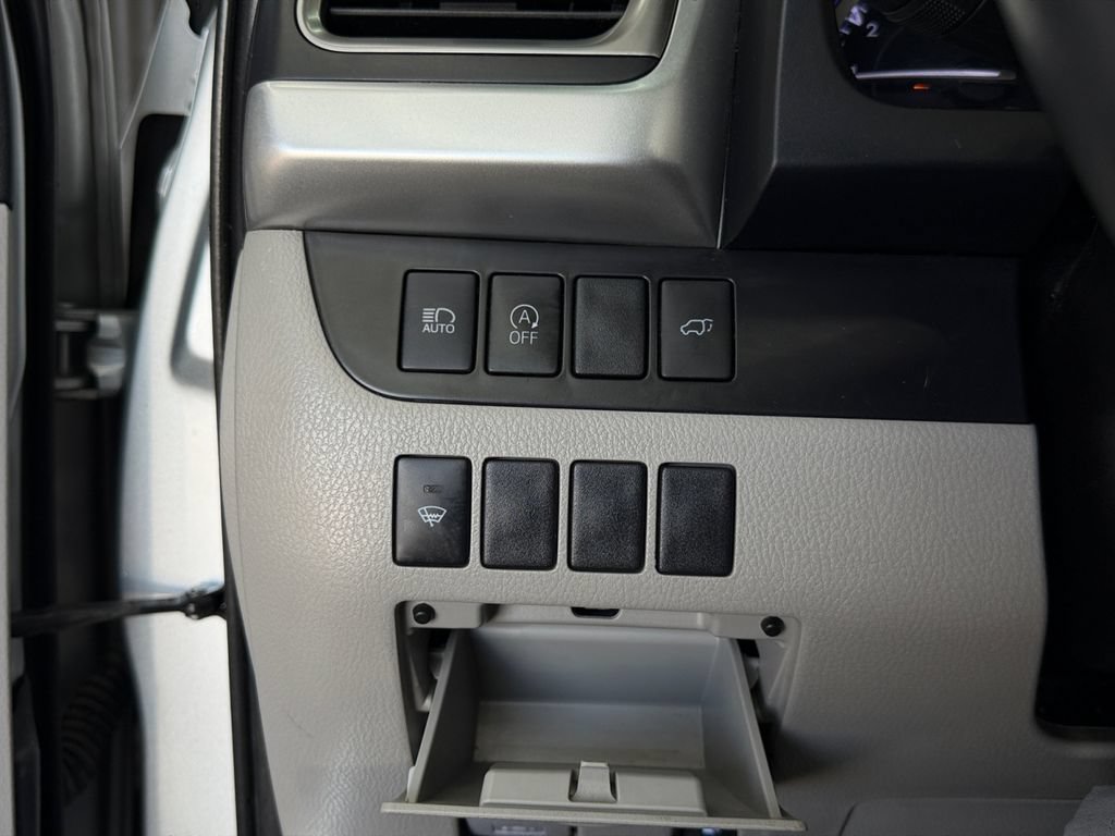 Used 2019 Toyota Highlander XLE FWD image 19