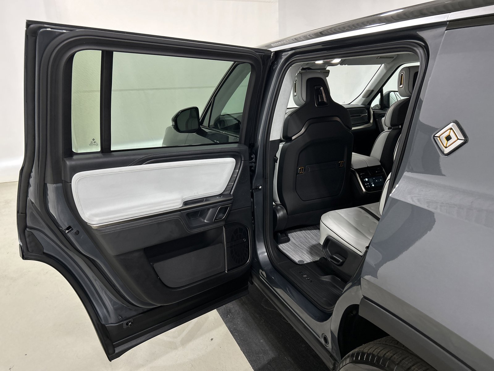 Used 2024 Rivian R1S Adventure AWD/4WD image 17