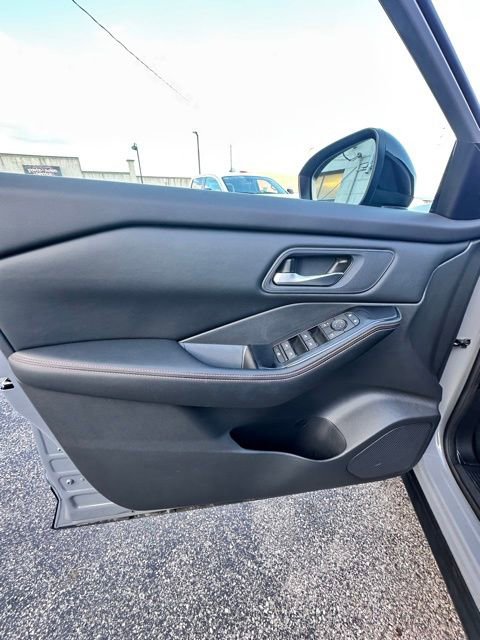 Certified 2025 Nissan Rogue SV image 22