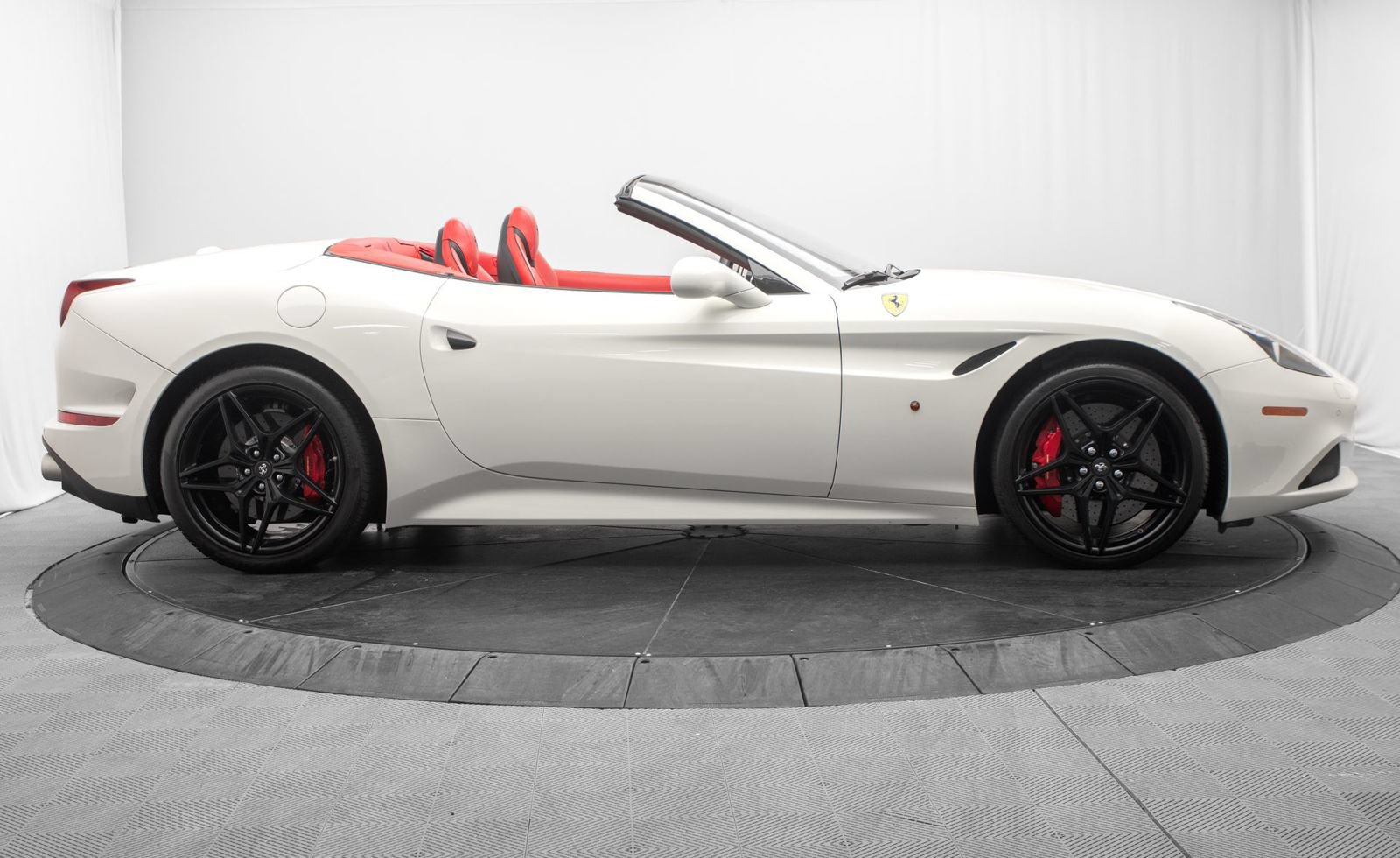 Used 2016 Ferrari California T RWD image 8