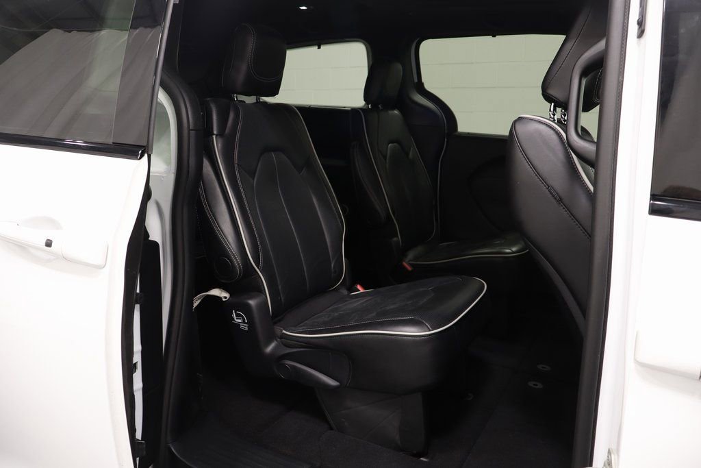 Used 2025 Chrysler Pacifica Limited image 16