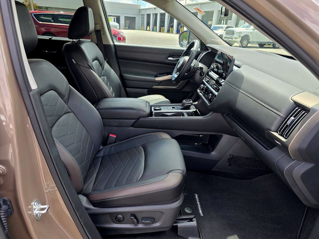 Used 2024 Nissan Pathfinder Platinum w/ Cargo Package AWD/4WD image 16